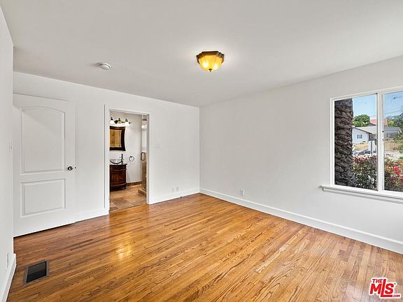 4th image of 2420 W Sunset Blvd