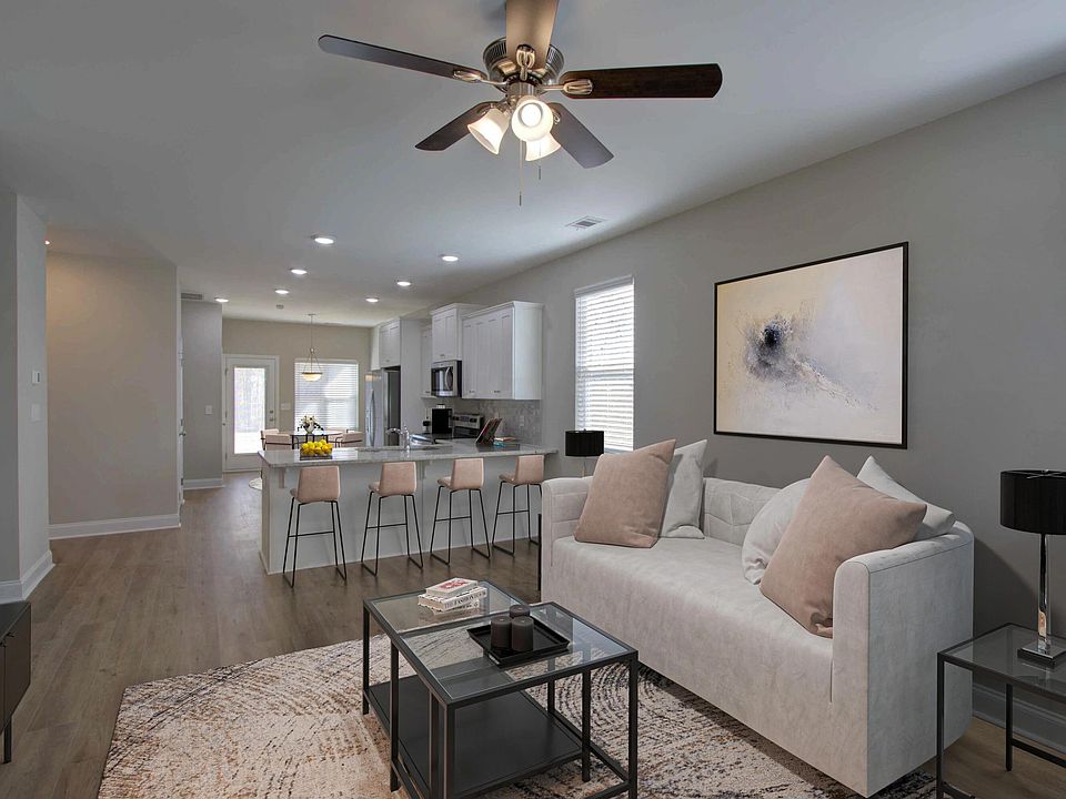 2nd image of 715 Camden Cir #715