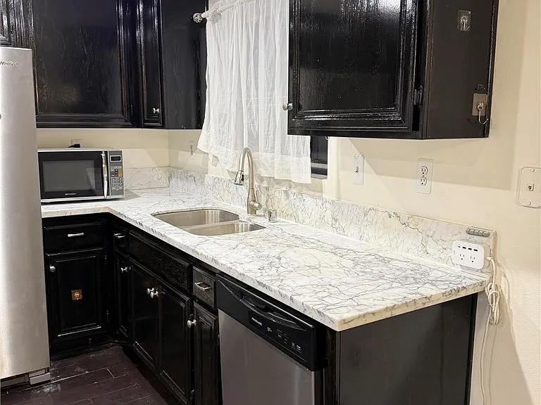329 Genoa St #D — Photo 18