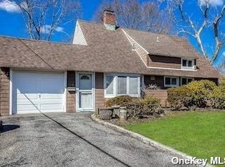 29 Cameo Ln, Westbury, NY 11590