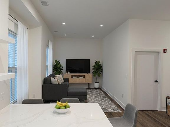 5th image of 581 Middlesex Ave #201