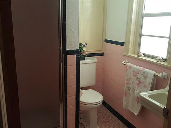 3rd image of 520 Brooks Ct