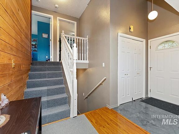 4th image of 115 NW Wilson Cir