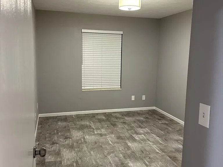 921 Minns Dr — Photo 5