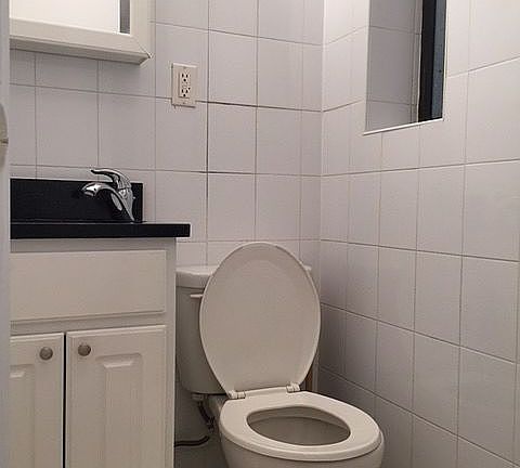 5th image of 210 Thompson St APT 2AN