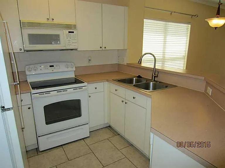 12200 SW 6th St — Photo 6