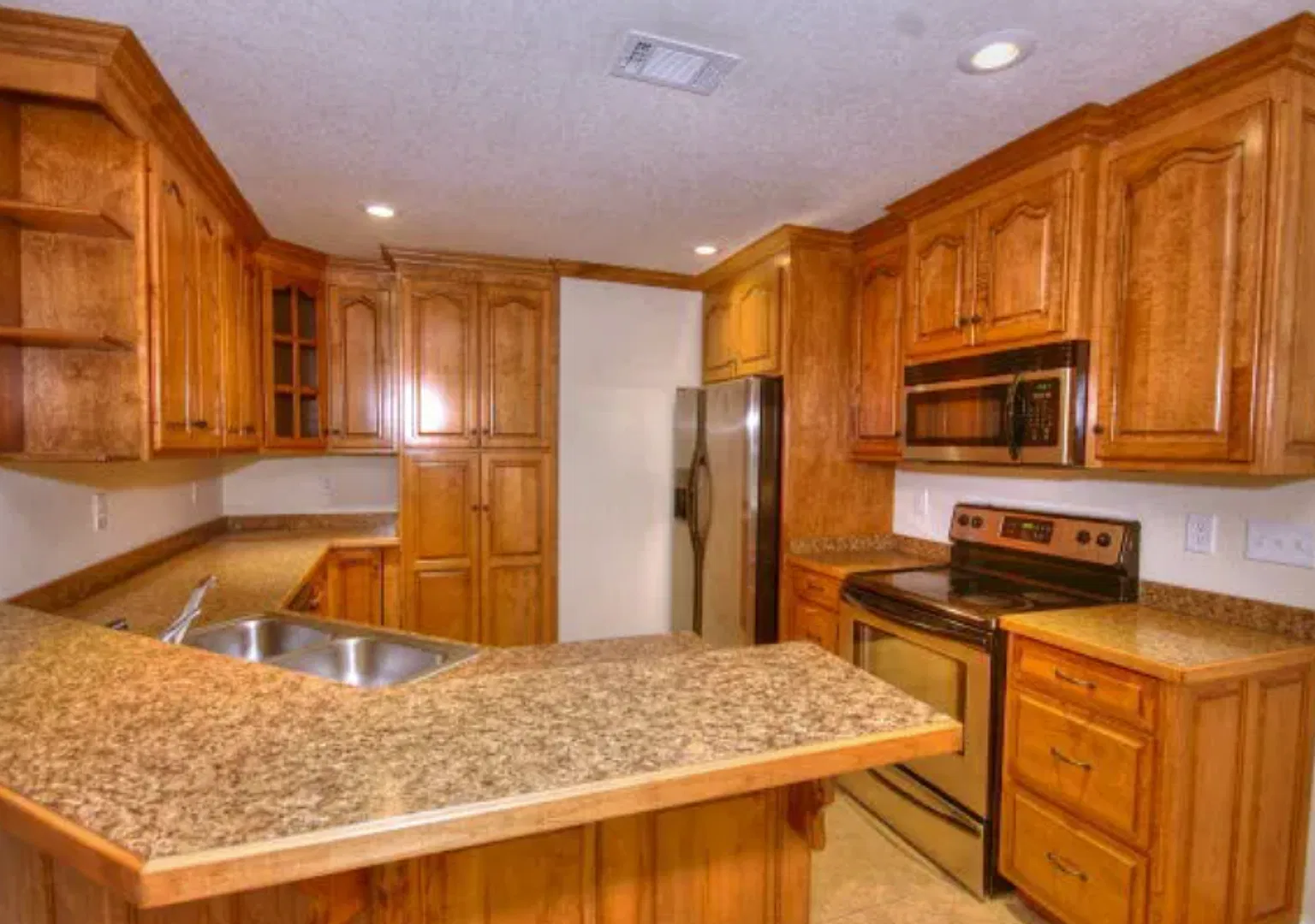 Peaceful 3-Bedroom Home on 1.78 Acres in Banks Lake Pointe Just Minutes from Moody AFB — Photo 2