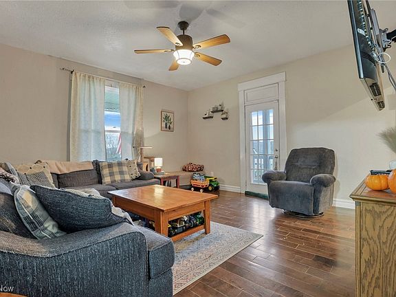 4th image of 223 Walnut St