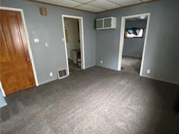 3rd image of 913 E 3rd St #1