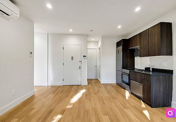 3rd image of 738 E 6th St APT 5A