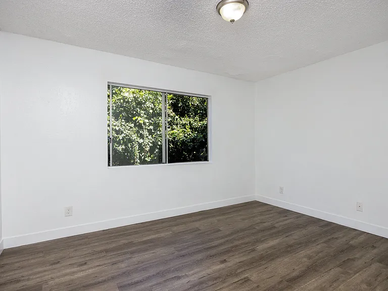 6021 Carlton Way — Photo 12