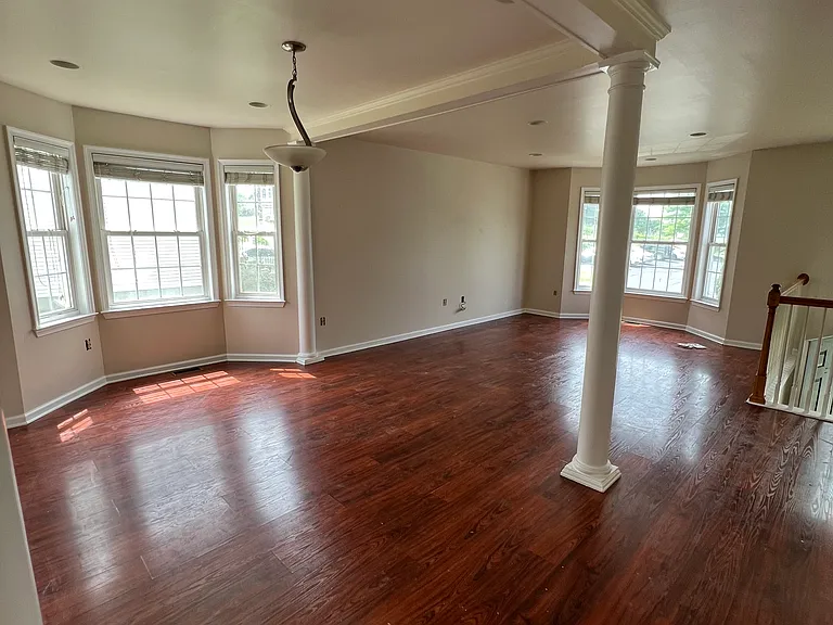 224 N Oak St — Photo 2