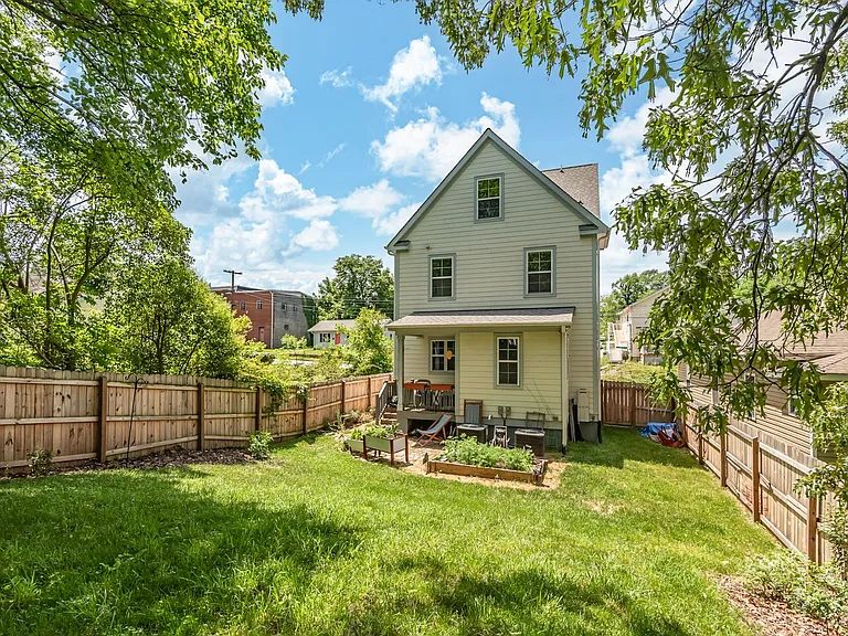 910 Elizabeth St — Photo 24
