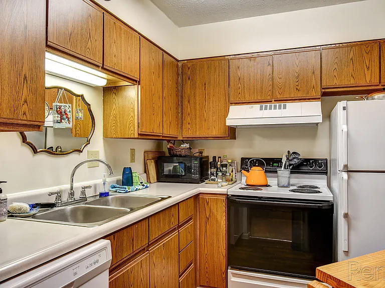 Hickory Knoll Apartments — Photo 17