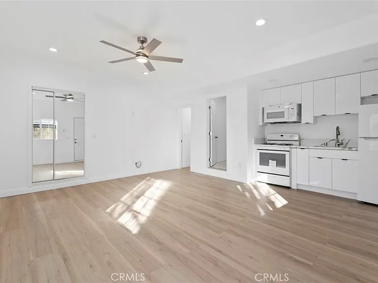 8438 Gloria Ave — Photo 4