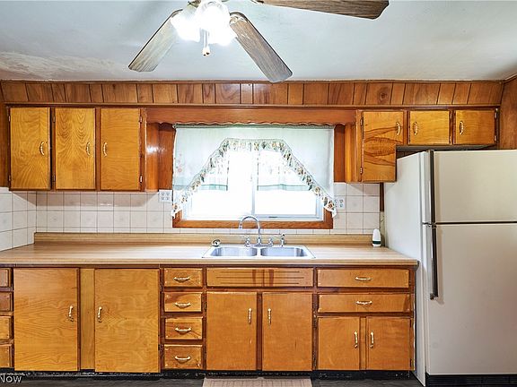 5th image of 4293 Summit St