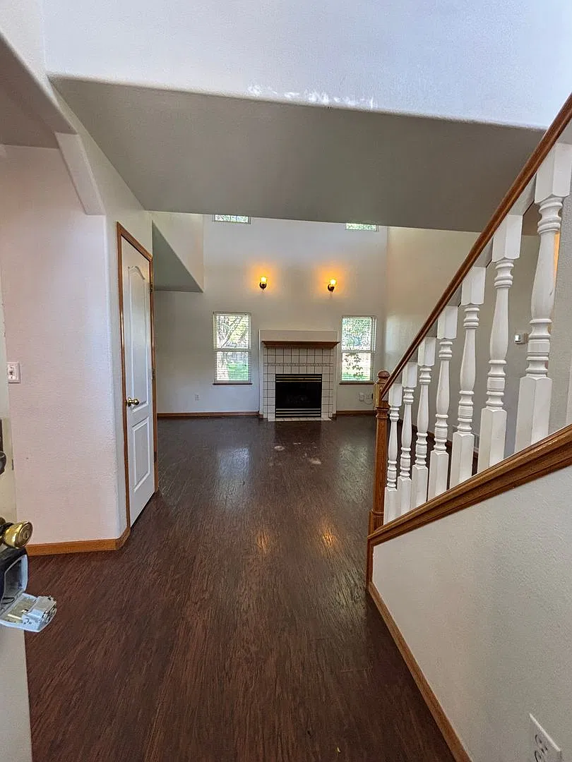 Great Johnstown 2- Story Home! — Photo 4