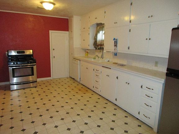 3rd image of 1331 NW Cherry Ave