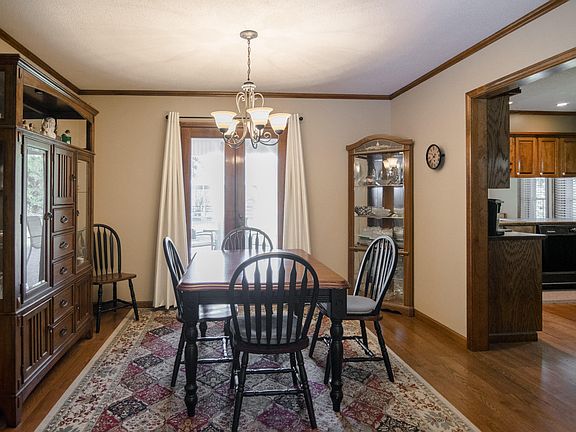 4th image of 533 Sir Thomas Henry Dr