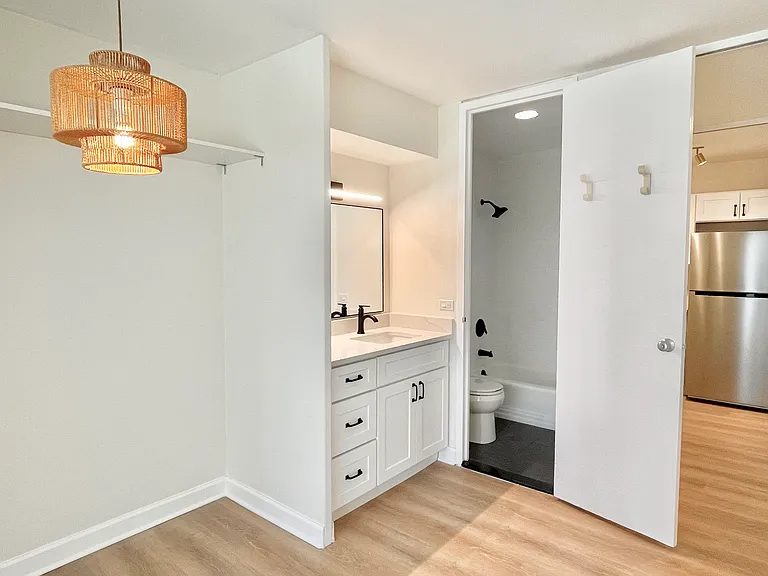 2400 N Lakeview Ave #508 — Photo 6