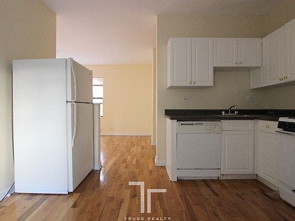 5th image of 3720 N Pine Grove Ave #3722-1W