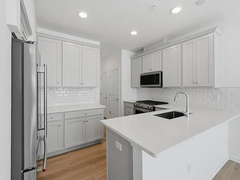 400 Willow Ave #409 — Photo 8