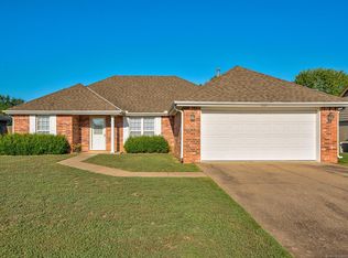 1221 East Dr, Bartlesville, OK 74006