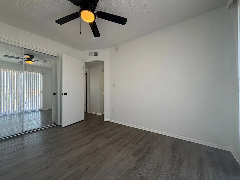 901 E Claremont St — Photo 10