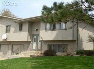 4304 S Locust Dr, Sioux Falls, SD 57105