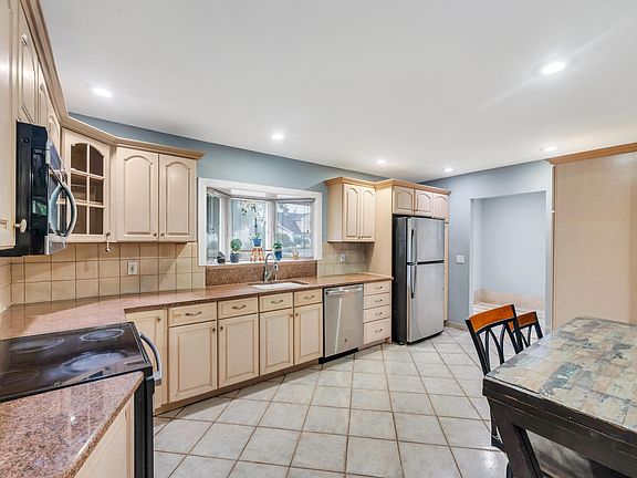 4th image of 36 Winter Ln #1