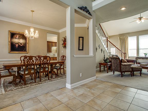 4th image of 2025 Lake Forest Dr