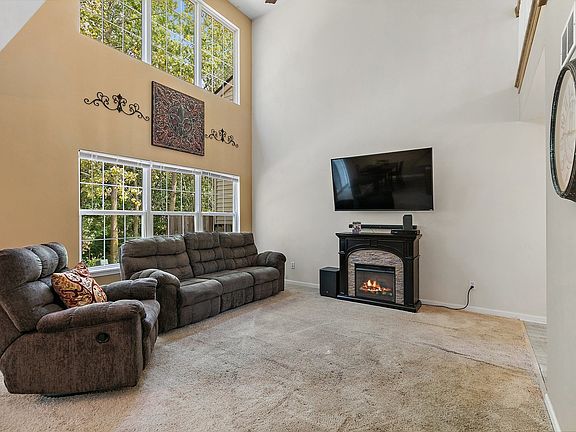 5th image of 695 Blackstone Ct Unit 695