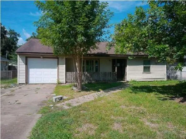 913 Southampton St, Angleton, TX 77515