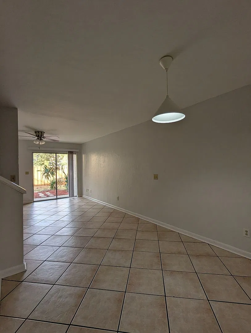 Spacious 2 Bedroom, 1.5 Bath Two-Story Townhome in Pickwick Park — Photo 4