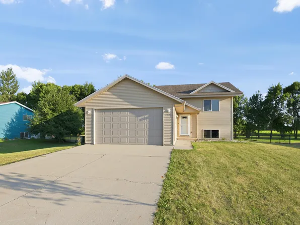 120 Twin Oaks Ln, Brookings, SD 57006