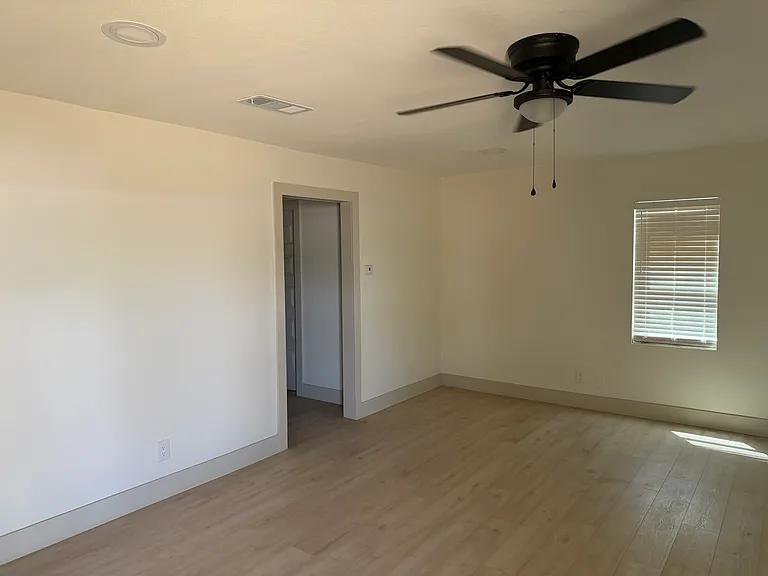 2807 W 10th St — Photo 2