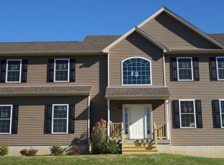 13 Bird Ln, Poughkeepsie, NY 12603