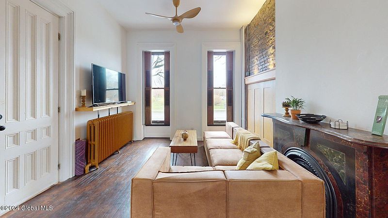 3rd image of 484 Madison Avenue