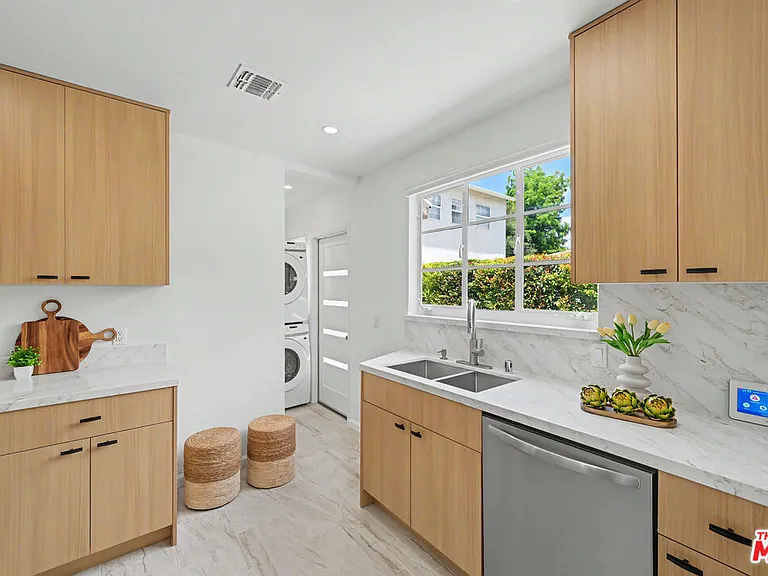 5119 Enfield Ave — Photo 11