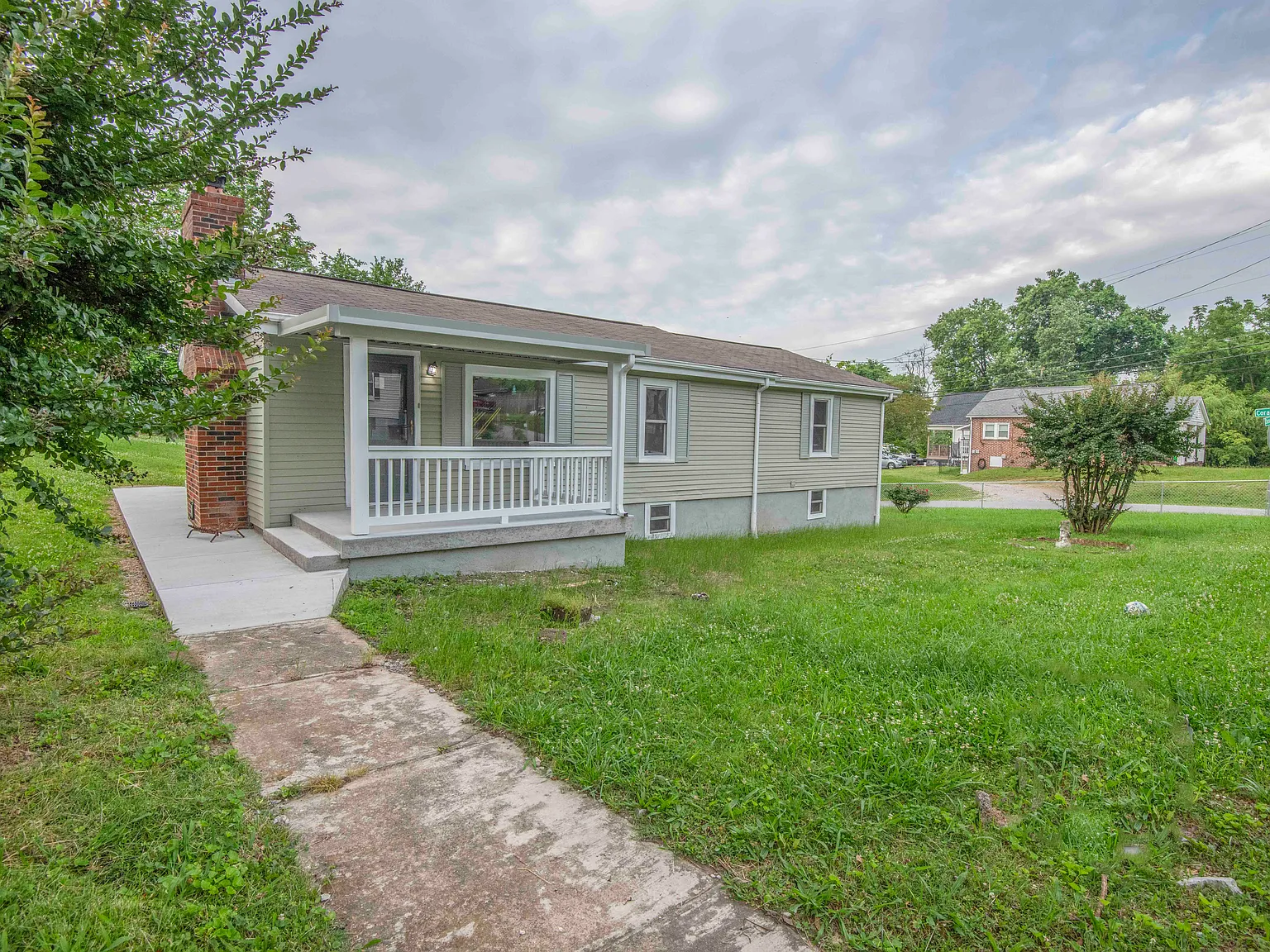 3 bed, 2111 sqft, $2,300 — Photo 2