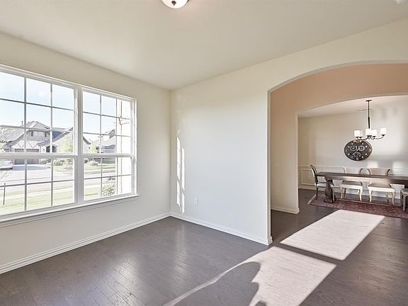 4th image of 2804 Stoneleigh Dr