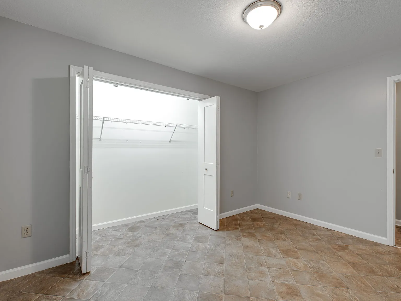 800 Lullwater Rd. — Photo 3