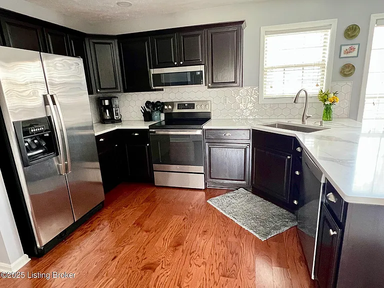 9216 Newbury Ct — Photo 6