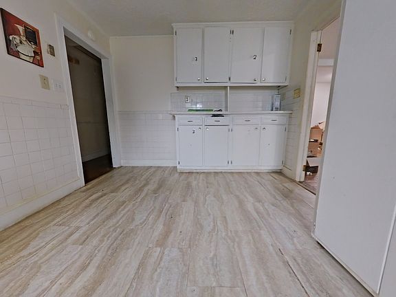2nd image of 822 Holt Ave #A2