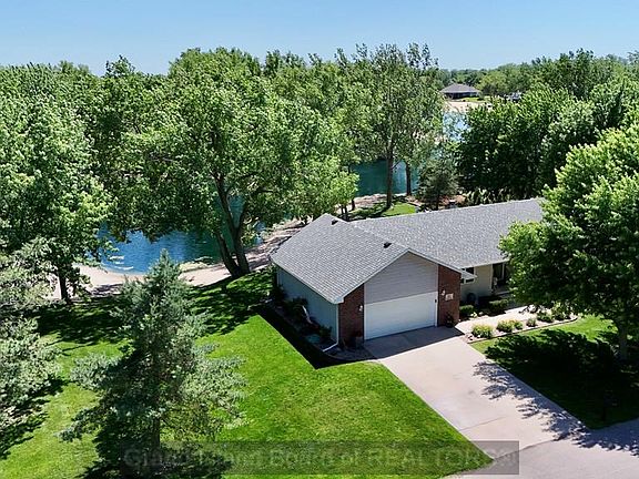 2nd image of 319 Island Dr