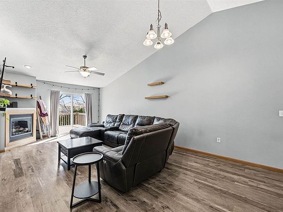 4th image of 120 Aspen Ln