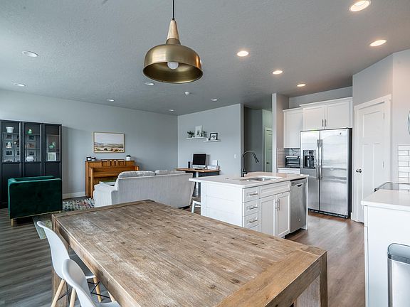 3rd image of 4142 N Cresthaven Ln