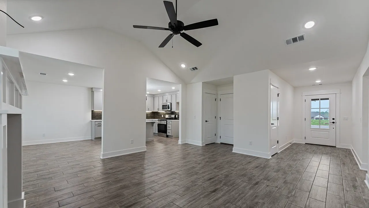 3 bed, 2.0 bath, 1737 sqft, $1,945 — Photo 3