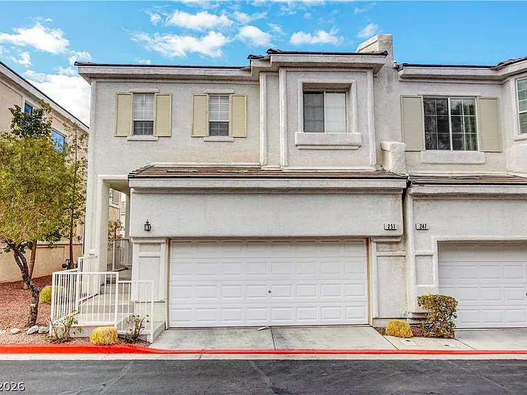 251 Queens Ct — Photo 2