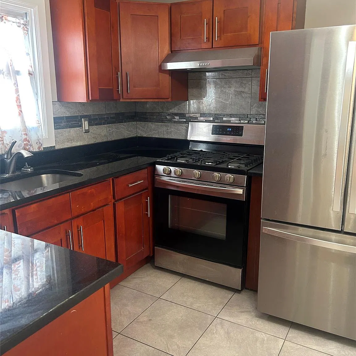 3 bed, 1.0 bath, 2444 sqft, $3,000 — Photo 3